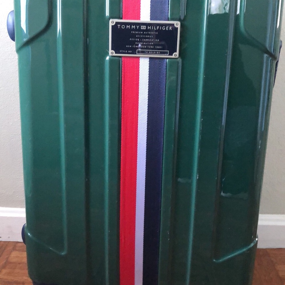 Tommy Hilfiger Medium Luggage